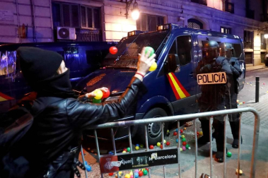 Fotos de la concentración convocada por los CDR en Barcelona frente a la Jefatura de la Policía Nacional en la Vía Laietana