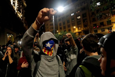 Fotos de la concentración convocada por los CDR en Barcelona frente a la Jefatura de la Policía Nacional en la Vía Laietana