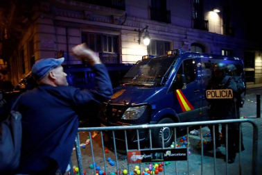 Fotos de la concentración convocada por los CDR en Barcelona frente a la Jefatura de la Policía Nacional en la Vía Laietana