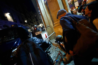 Fotos de la concentración convocada por los CDR en Barcelona frente a la Jefatura de la Policía Nacional en la Vía Laietana