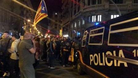 Fotos de la concentración convocada por los CDR en Barcelona frente a la Jefatura de la Policía Nacional en la Vía Laietana