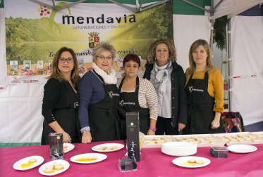 Los vecinos de Mendavia celebraron su Feria de las Denominaciones de Otoño los pasados sábado 19 y domingo 20 de octubre. La primera jornada de la feria comenzó con una concentración de toros de fuego que dio paso a diversas actividades como una visita a la localidad en tren turístico o una degustación de productos con denominación: pimientos, vinos, cava y aceite.