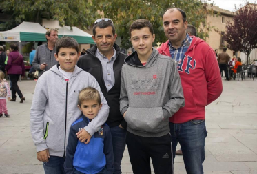 Los vecinos de Mendavia celebraron su Feria de las Denominaciones de Otoño los pasados sábado 19 y domingo 20 de octubre. La primera jornada de la feria comenzó con una concentración de toros de fuego que dio paso a diversas actividades como una visita a la localidad en tren turístico o una degustación de productos con denominación: pimientos, vinos, cava y aceite.