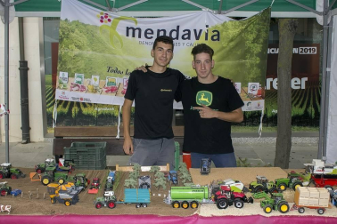 Los vecinos de Mendavia celebraron su Feria de las Denominaciones de Otoño los pasados sábado 19 y domingo 20 de octubre. La primera jornada de la feria comenzó con una concentración de toros de fuego que dio paso a diversas actividades como una visita a la localidad en tren turístico o una degustación de productos con denominación: pimientos, vinos, cava y aceite.