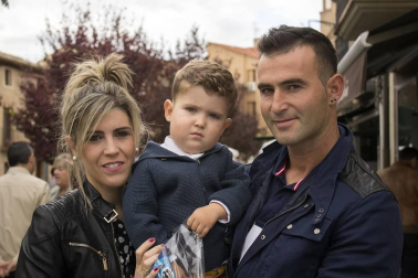 Los vecinos de Mendavia celebraron su Feria de las Denominaciones de Otoño los pasados sábado 19 y domingo 20 de octubre. La primera jornada de la feria comenzó con una concentración de toros de fuego que dio paso a diversas actividades como una visita a la localidad en tren turístico o una degustación de productos con denominación: pimientos, vinos, cava y aceite.