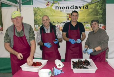 Los vecinos de Mendavia celebraron su Feria de las Denominaciones de Otoño los pasados sábado 19 y domingo 20 de octubre. La primera jornada de la feria comenzó con una concentración de toros de fuego que dio paso a diversas actividades como una visita a la localidad en tren turístico o una degustación de productos con denominación: pimientos, vinos, cava y aceite.