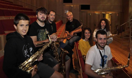 La banda de música de Lesaka goza de gran vitalidad gracias al compromiso y dedicación de sus 52 miembros y a la afición de un pueblo que llena la plaza cada vez que actúan