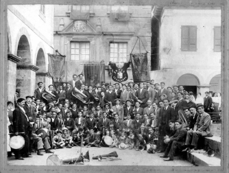 La banda de música de Lesaka goza de gran vitalidad gracias al compromiso y dedicación de sus 52 miembros y a la afición de un pueblo que llena la plaza cada vez que actúan