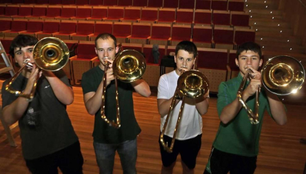 La banda de música de Lesaka goza de gran vitalidad gracias al compromiso y dedicación de sus 52 miembros y a la afición de un pueblo que llena la plaza cada vez que actúan