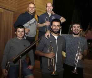 La banda de música de Lesaka goza de gran vitalidad gracias al compromiso y dedicación de sus 52 miembros y a la afición de un pueblo que llena la plaza cada vez que actúan