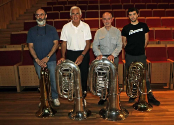La banda de música de Lesaka goza de gran vitalidad gracias al compromiso y dedicación de sus 52 miembros y a la afición de un pueblo que llena la plaza cada vez que actúan