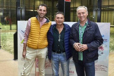 Las instalaciones de Navarra Pádel Club acogieron la decimocuarta edición del Circuito Absoluto Navarro de Pádel 2019, denominada en esta ocasión Trofeo Eco Señorío de Sarría Rosé. Un encuentro deportivo multitudinario -con más de 700 deportistas inscritos- que patrocina Bodega Señorío de Sarría y que este año se ha convertido en una edición sostenible y comprometida con el medio ambiente. A lo largo de 20 días, los organizadores han conseguido reciclar más de 900 pelotas de pádel, 1.200 botellas de agua de plástico y 300 botes de bolas.