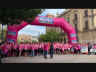 Pamplona se tiñe rosa con la marcha de Saray