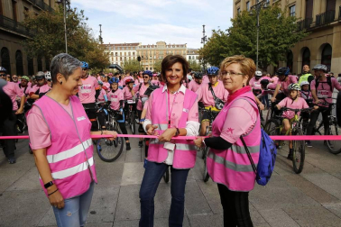 Imágenes de la carrera solidaria contra el cáncer de mama organizada por Saray.