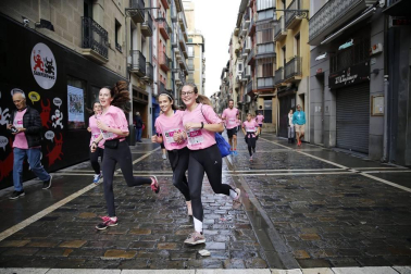 Imágenes de la carrera solidaria contra el cáncer de mama organizada por Saray.