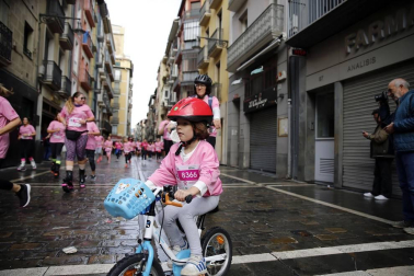 Imágenes de la carrera solidaria contra el cáncer de mama organizada por Saray.