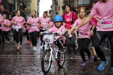Imágenes de la carrera solidaria contra el cáncer de mama organizada por Saray.