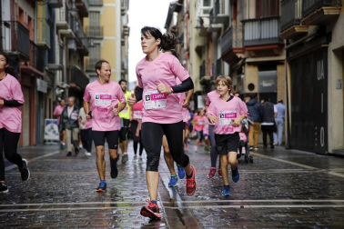 Imágenes de la carrera solidaria contra el cáncer de mama organizada por Saray.