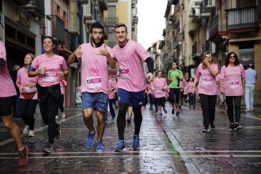 Imágenes de la carrera solidaria contra el cáncer de mama organizada por Saray.