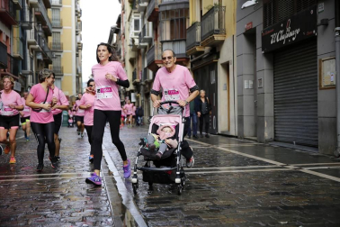 Imágenes de la carrera solidaria contra el cáncer de mama organizada por Saray.