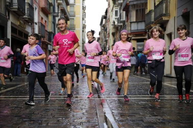 Imágenes de la carrera solidaria contra el cáncer de mama organizada por Saray.