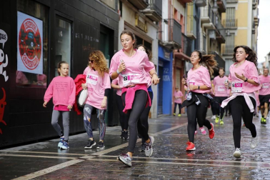 Imágenes de la carrera solidaria contra el cáncer de mama organizada por Saray.