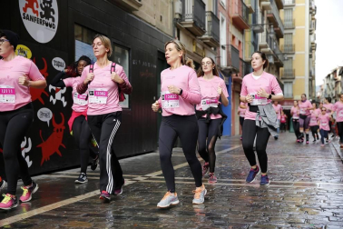 Imágenes de la carrera solidaria contra el cáncer de mama organizada por Saray.