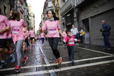 Imágenes de la carrera solidaria contra el cáncer de mama organizada por Saray.