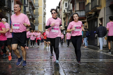 Imágenes de la carrera solidaria contra el cáncer de mama organizada por Saray.