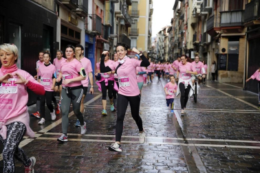 Imágenes de la carrera solidaria contra el cáncer de mama organizada por Saray.