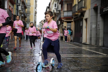 Imágenes de la carrera solidaria contra el cáncer de mama organizada por Saray.