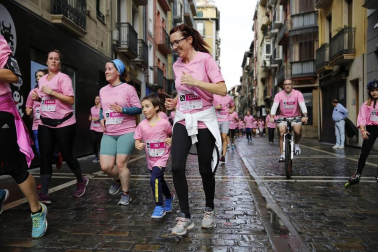 Imágenes de la carrera solidaria contra el cáncer de mama organizada por Saray.