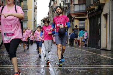 Imágenes de la carrera solidaria contra el cáncer de mama organizada por Saray.