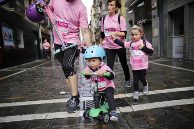 Imágenes de la carrera solidaria contra el cáncer de mama organizada por Saray.