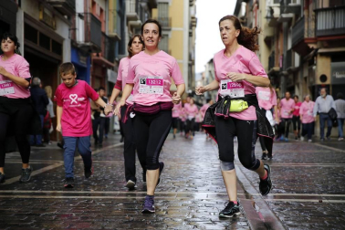 Imágenes de la carrera solidaria contra el cáncer de mama organizada por Saray.