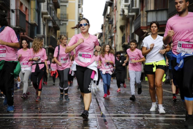 Imágenes de la carrera solidaria contra el cáncer de mama organizada por Saray.