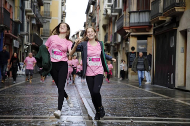 Imágenes de la carrera solidaria contra el cáncer de mama organizada por Saray.