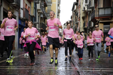 Imágenes de la carrera solidaria contra el cáncer de mama organizada por Saray.