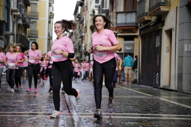 Imágenes de la carrera solidaria contra el cáncer de mama organizada por Saray.
