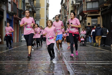Imágenes de la carrera solidaria contra el cáncer de mama organizada por Saray.