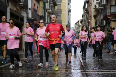 Imágenes de la carrera solidaria contra el cáncer de mama organizada por Saray.