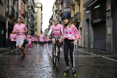 Imágenes de la carrera solidaria contra el cáncer de mama organizada por Saray.