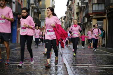 Imágenes de la carrera solidaria contra el cáncer de mama organizada por Saray.