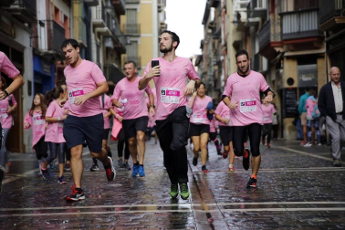 Imágenes de la carrera solidaria contra el cáncer de mama organizada por Saray.