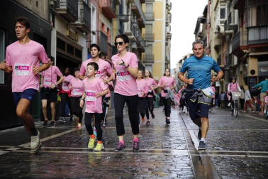 Imágenes de la carrera solidaria contra el cáncer de mama organizada por Saray.
