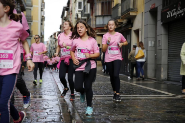 Imágenes de la carrera solidaria contra el cáncer de mama organizada por Saray.