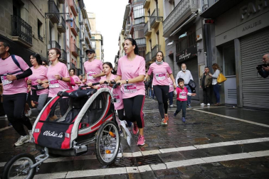 Imágenes de la carrera solidaria contra el cáncer de mama organizada por Saray.