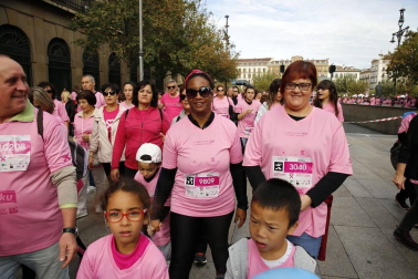 Imágenes de la carrera solidaria contra el cáncer de mama organizada por Saray.
