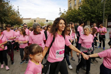 Imágenes de la carrera solidaria contra el cáncer de mama organizada por Saray.