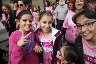 Imágenes de la carrera solidaria contra el cáncer de mama organizada por Saray.
